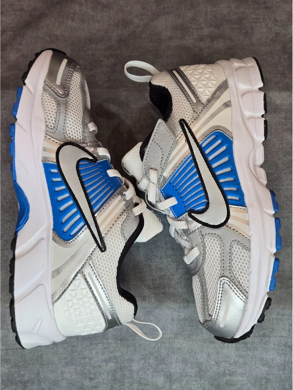 Nike Vomero 5 - White / Metallic Silver / Blue (HF6999-105) Youth Size 2Y NEW